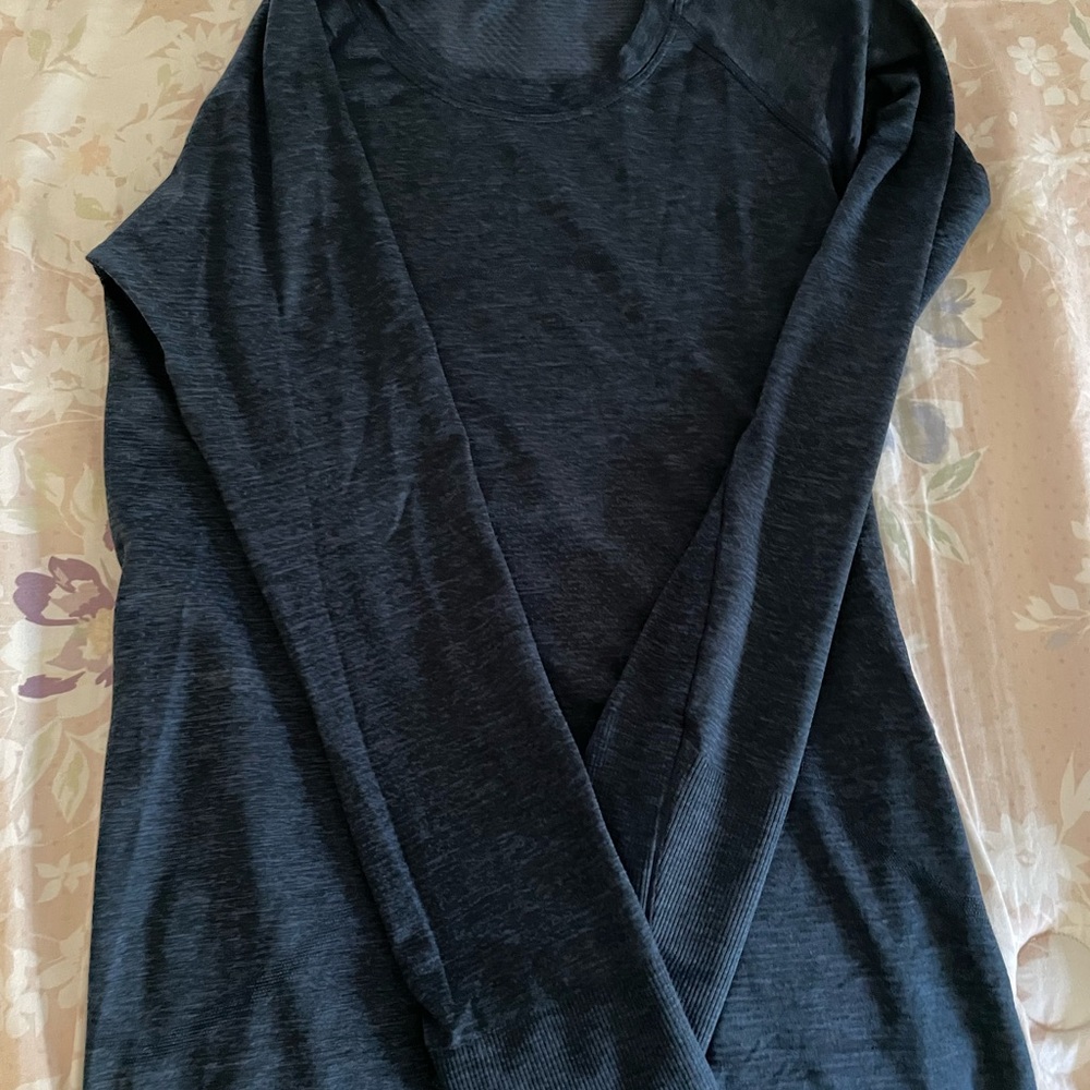 Lululemon long sleeve pocket work out shirt size 4